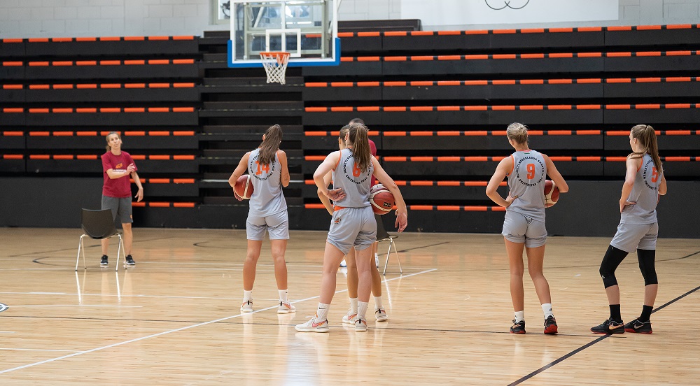 Az egyik legkiválóbb amerikai egyetem, az UCONN Huskies első ellenfelünk